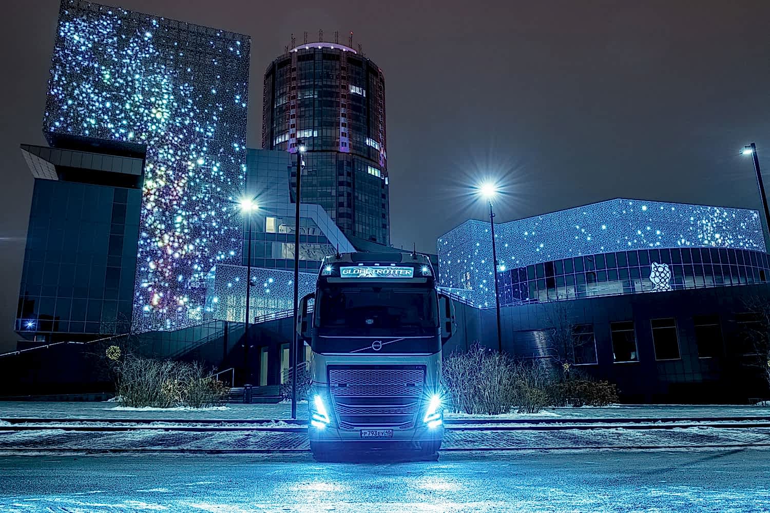 Volvo у Ельцин Центра. Фотограф Евгений Евин
